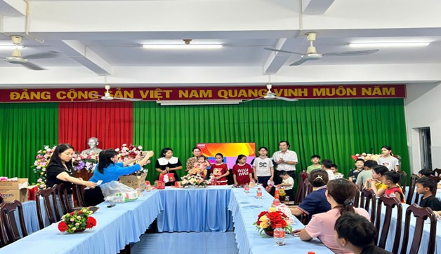 Trung tâm Y tế Tịnh Biên tổ chức chương trình trung thu yêu thương, trao quà ý nghĩa cho con em cán bộ, viên chức lao động